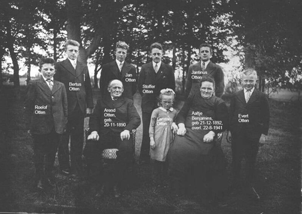 Fam. Arend Otten en Aaltje Benjamins, gehuwd 29-4-1916, met namen