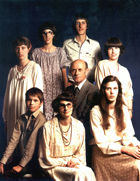 Fam. Freek Hagen & Geesje Jonkman, vlnr staand Vroukje, Gea, Piet & Anneke, zittend Piet, Geesje, Freek & Vroukje