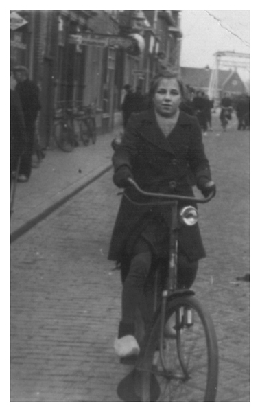 Vrouke Jonkman op de fiets