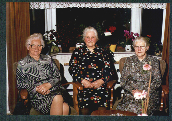 familiefoto's46 Hilly Einder, e.v. Jan Jonkman, Stien Westerbeek (Steintje) & Anna Geertje  (Anna) Jonkman-Otten